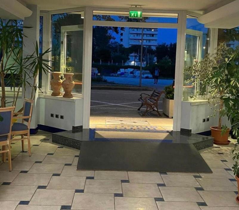 Hotel Bristol Misano Adriatico Extérieur photo